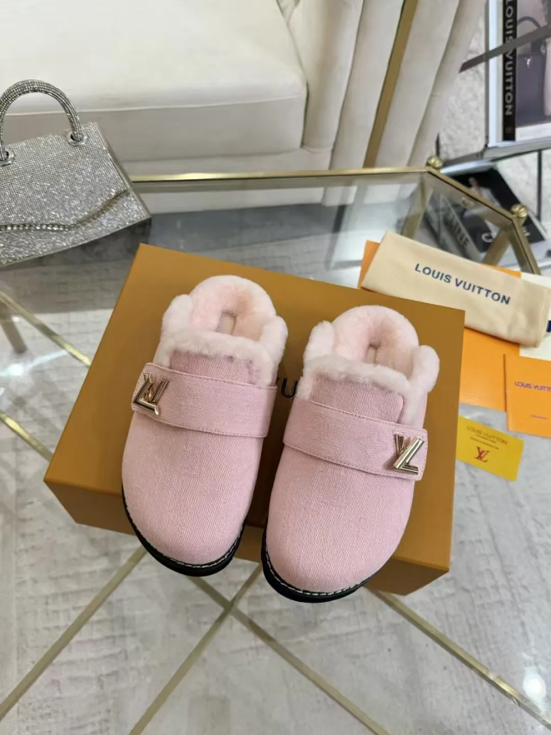 p600✨ LV Couple’s Wool Slippers｜Full of high-end feel, the soles of your feet are luxurious✨ We have achieved the ultimate restoration of the "higher version" of this pair of LV classic toe-toe slippers! 👫💫 🌟 The core advantages are clear at a glance: ✔️ Original jacquard + cowhide fabric, delicate texture, high-end at first glance; ✔️ 280% pure wool lining, wearing barefoot is like stepping on clouds ☁️, soft and skin-friendly and not sweaty; ✔️ Non-slip rubber bottom + three-dimensional toe design, super stable for walking, fashionable and practical!  👀 Must-have attention to detail: Belt buckle + classic LV presbyopic elements, revealing the aura of a big-name brand in a low-key manner ~ Whether it is a couple dating or a trip with besties, both of them are the focus when they go out👟💖 ✨ Easily match the wardrobe: jeans + sweaters, lazy and casual style ✔️ Coat + skirt, refined and elegant ✔️ One pair of shoes can handle a variety of styles, and the sense of luxury is never artificial ~ #LV slippers #couple outfit #High-End Customization #Quality Shoes Recommendation Fabric: Yangjing/classic jacquard fabric Lining: Imported wool lining Sole: Original rubber sole Size: Female 35-41 Male 38-46